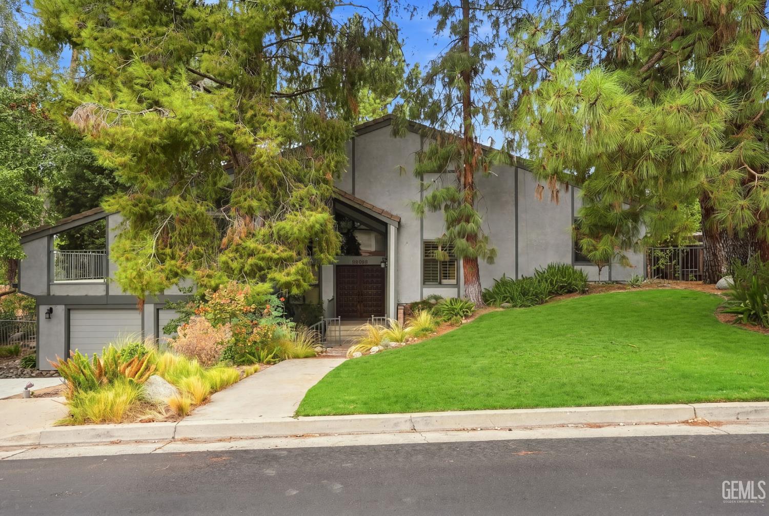 Single Family Residence in Bakersfield, photo 2 of 53