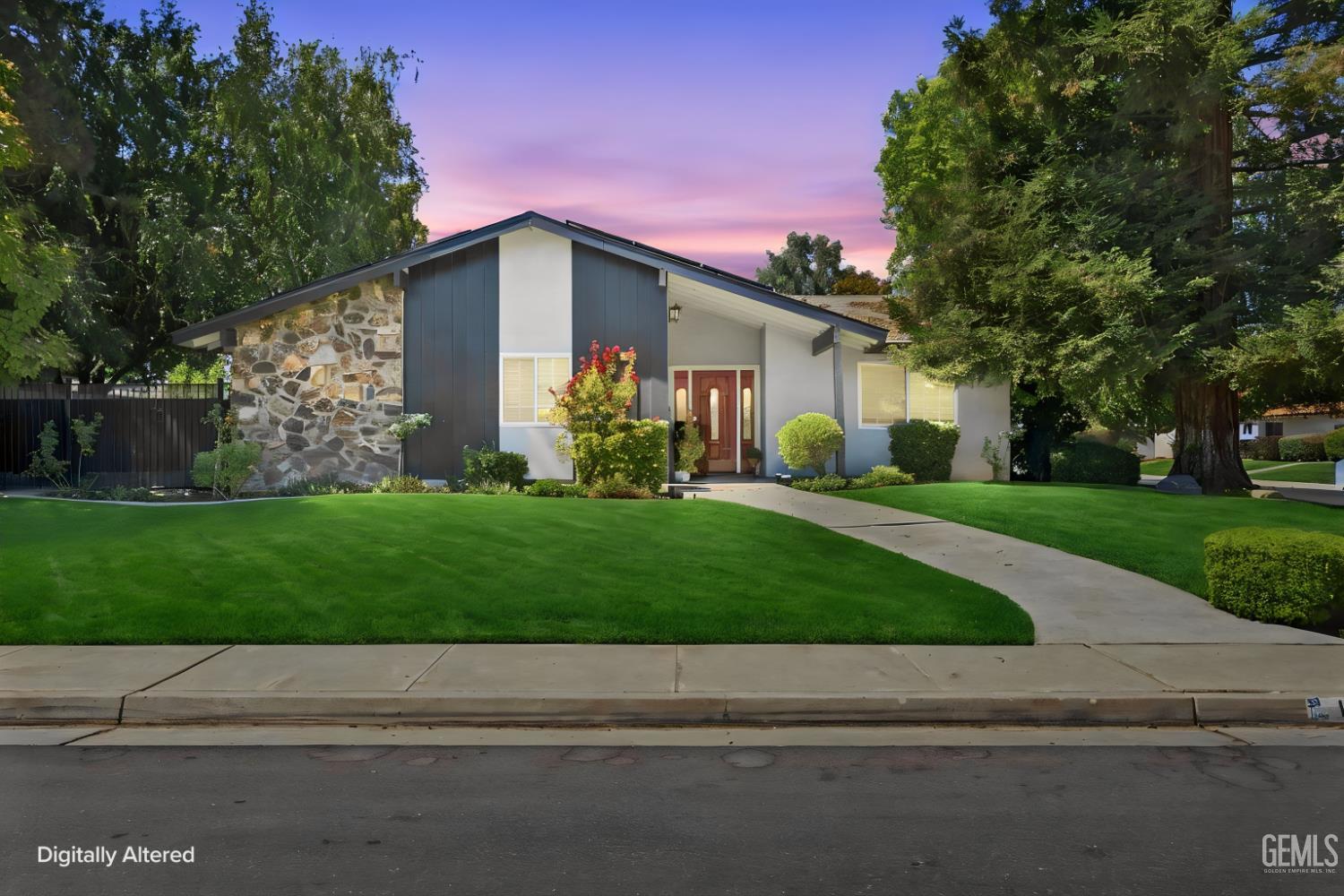 Single Family Residence in Bakersfield, photo 3 of 32