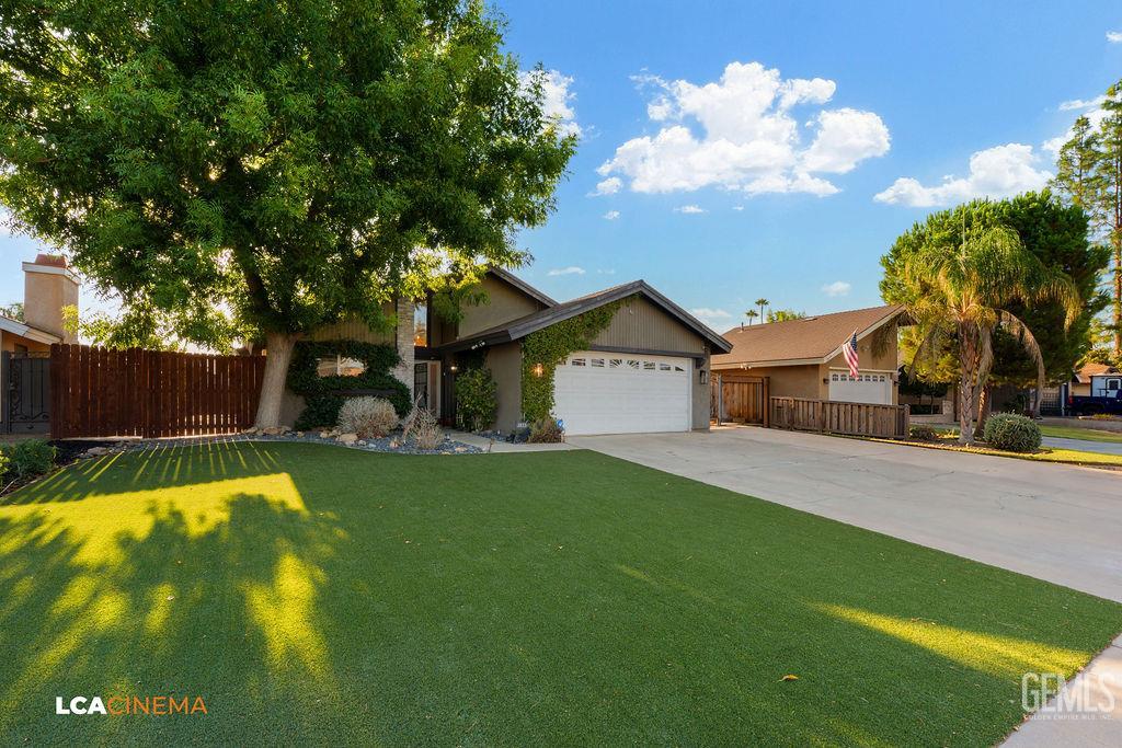 Single Family Residence in Bakersfield, photo 3 of 24