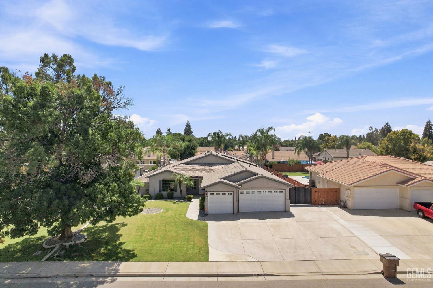 Single Family Residence in Bakersfield, photo 4 of 44