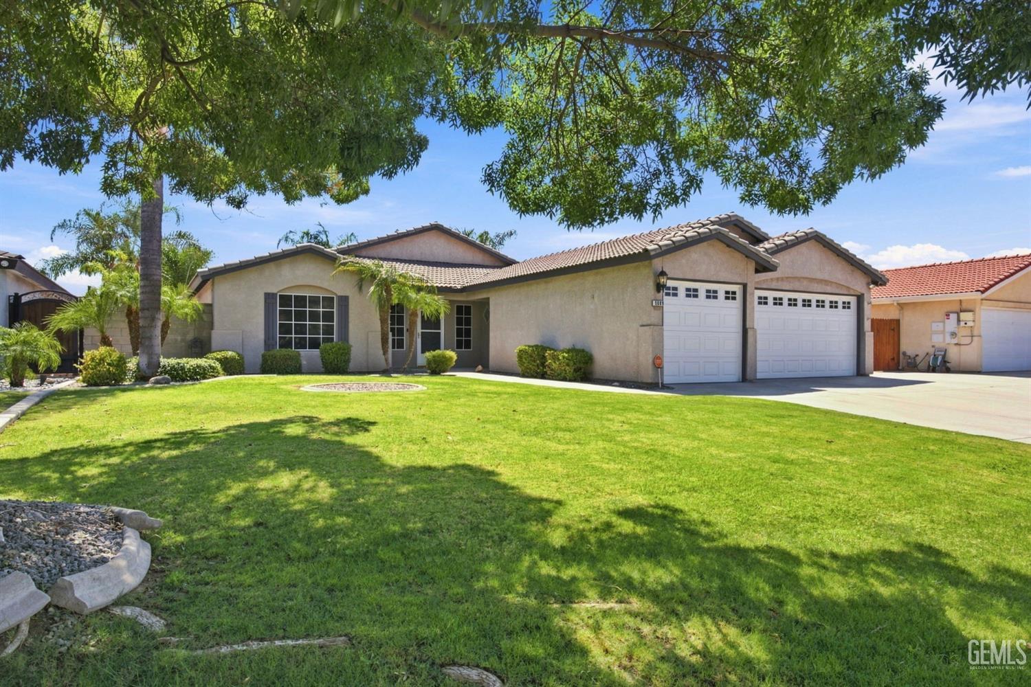 Single Family Residence in Bakersfield, photo 2 of 44