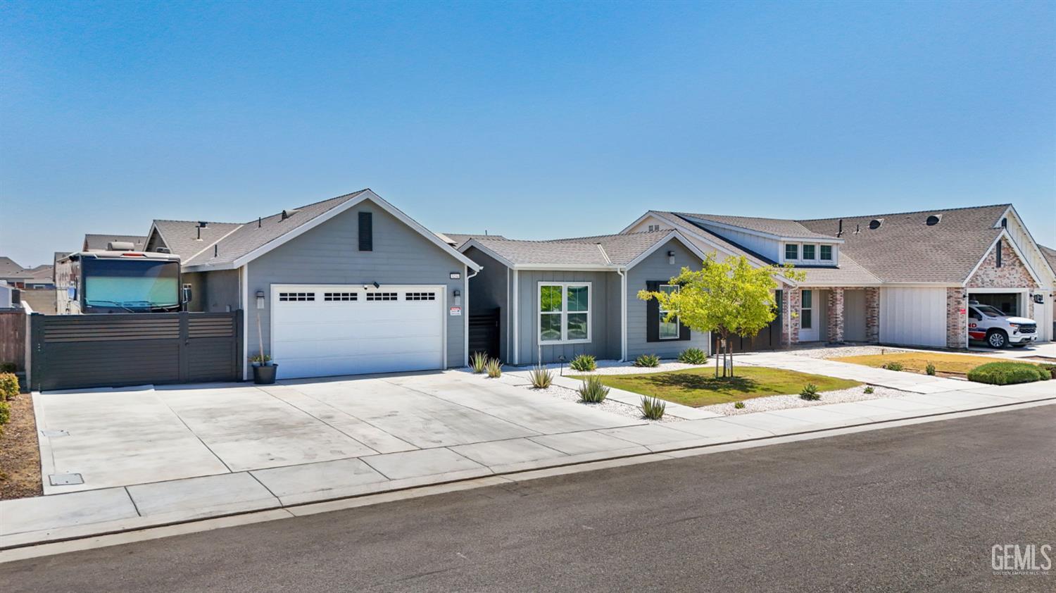 Single Family Residence in Shafter, photo 2 of 50