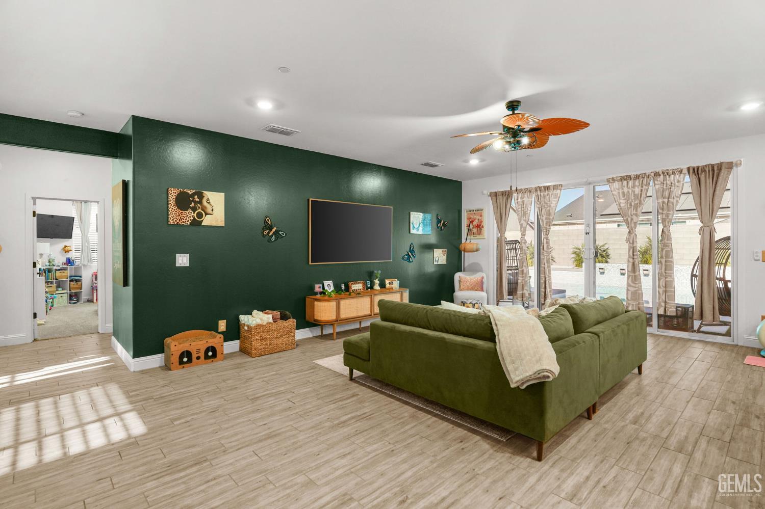 Single Family Residence in Shafter, photo 3 of 50