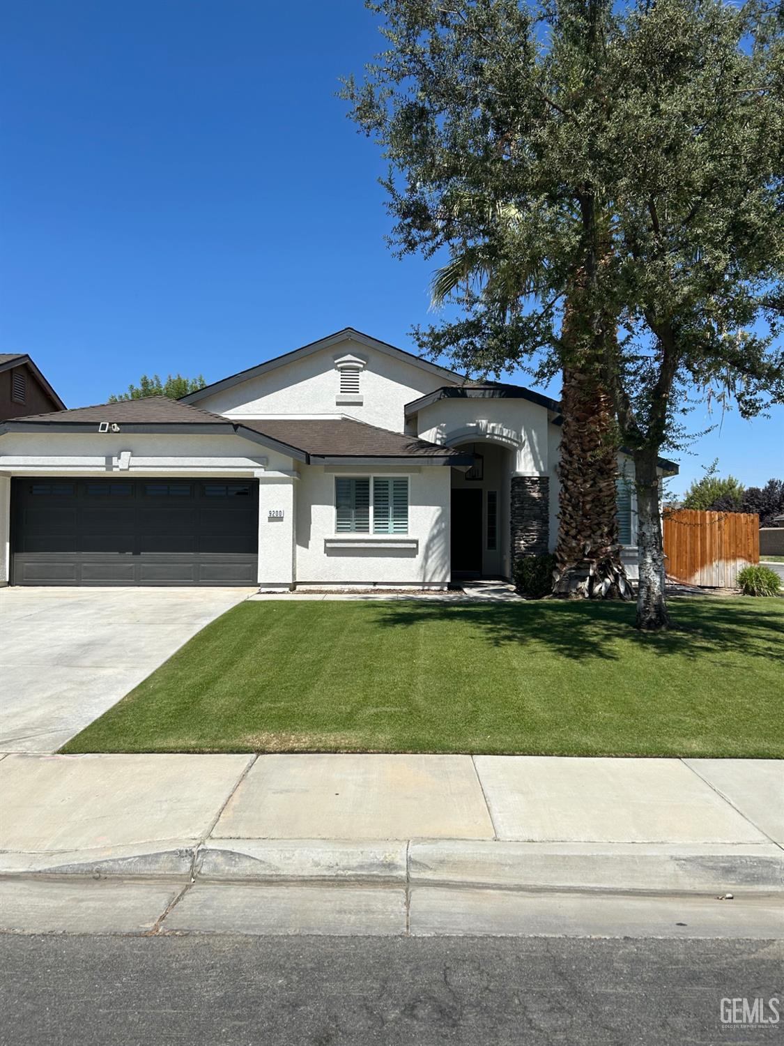 Single Family Residence in Bakersfield, photo 2 of 31