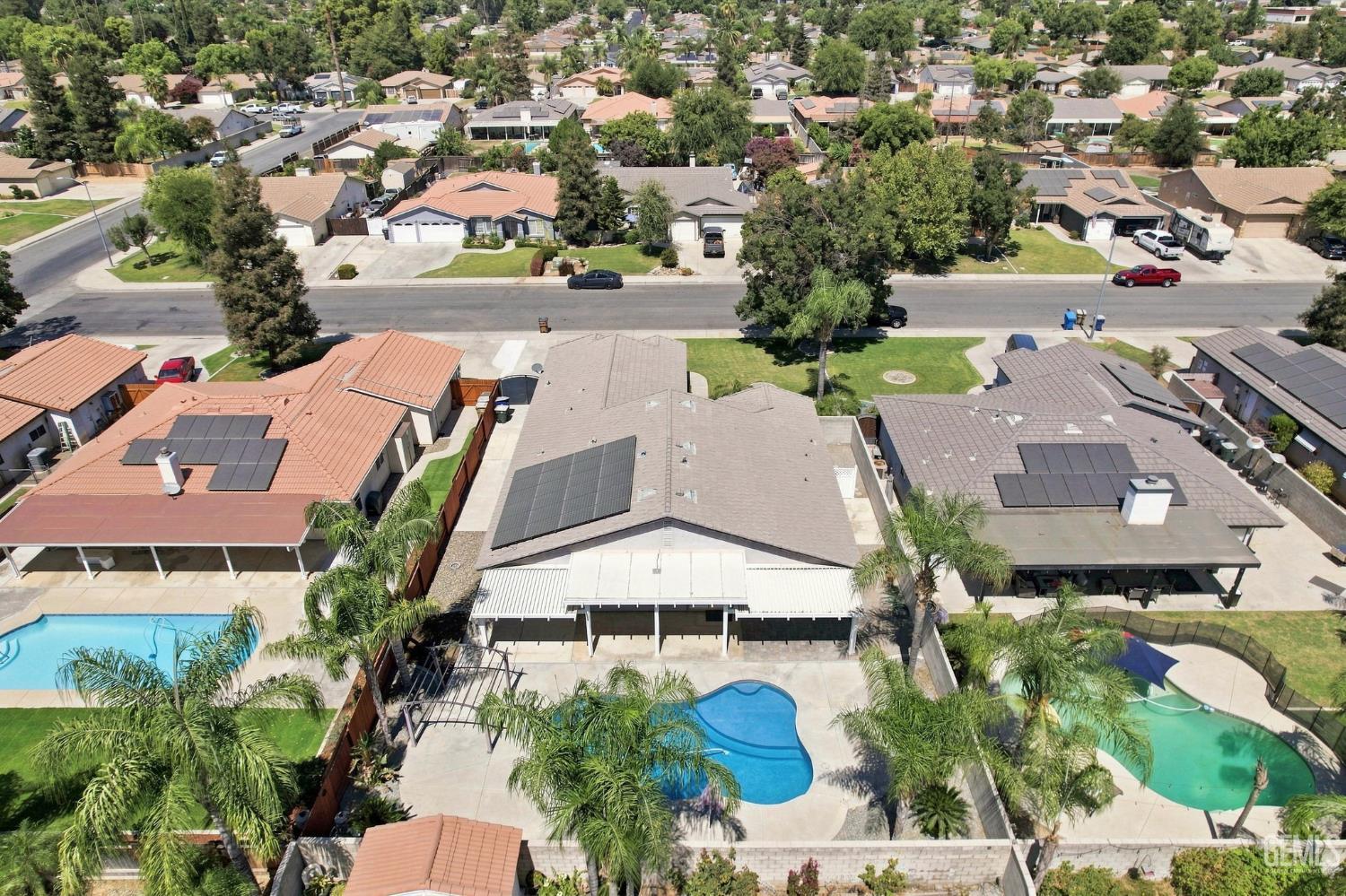 Single Family Residence in Bakersfield, photo 5 of 44
