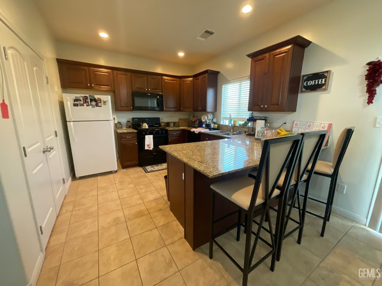 Single Family Residence in Bakersfield, photo 3 of 20