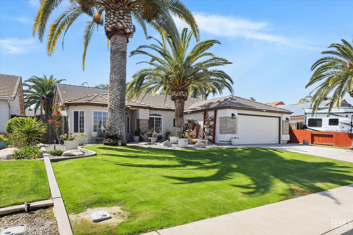 Single Family Residence in Bakersfield, photo 5 of 38