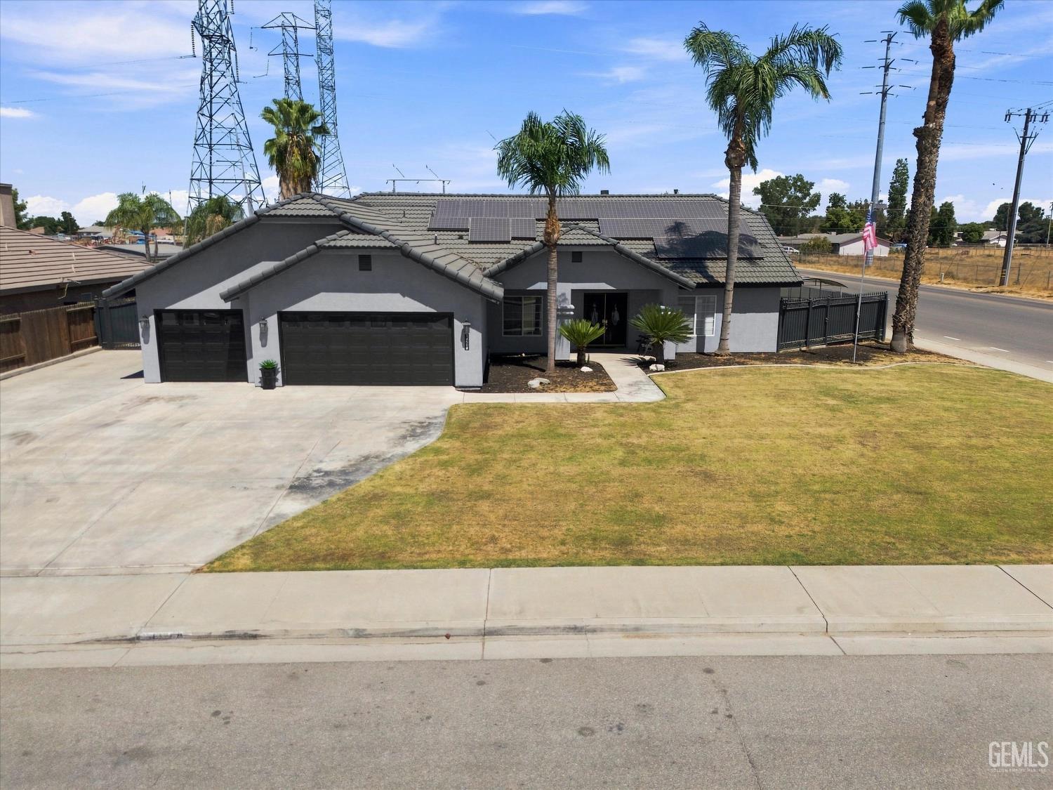 Single Family Residence in Bakersfield, photo 5 of 54
