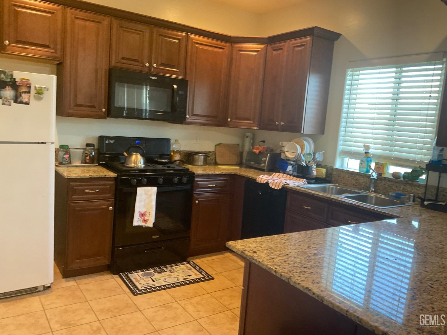 Single Family Residence in Bakersfield, photo 4 of 20