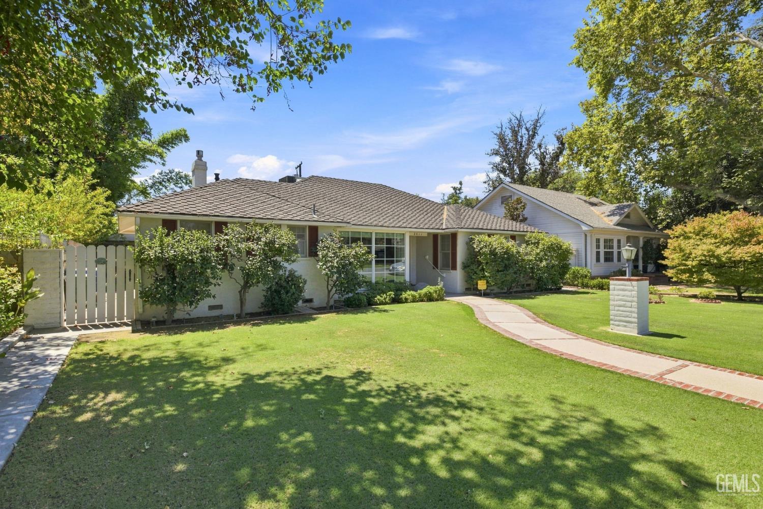 Single Family Residence in Bakersfield, photo 2 of 64