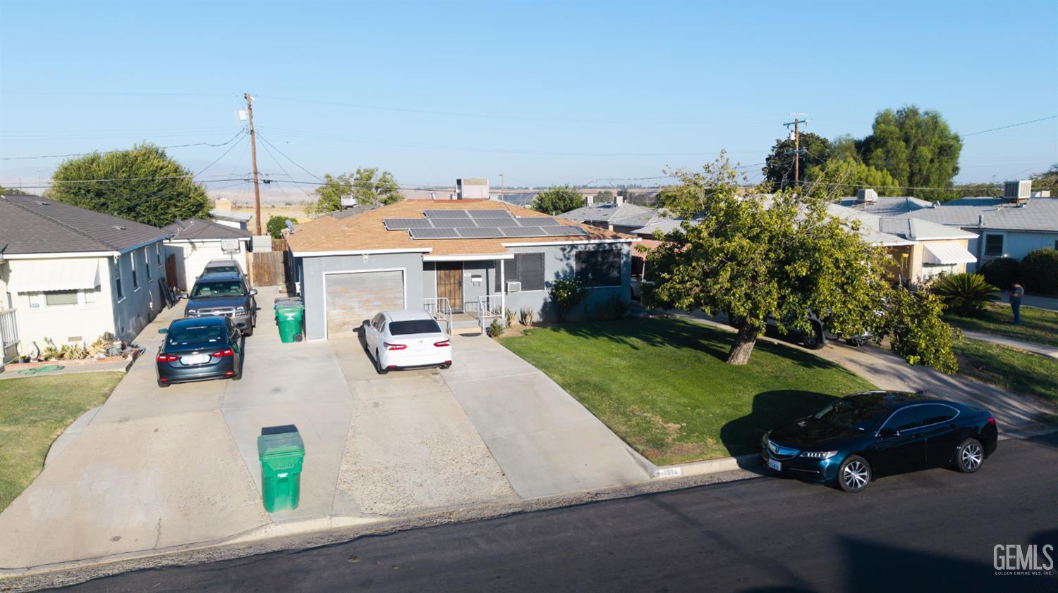 Single Family Residence in Bakersfield, photo 2 of 25
