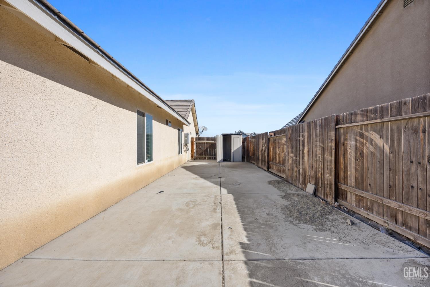Single Family Residence in Bakersfield, photo 2 of 24