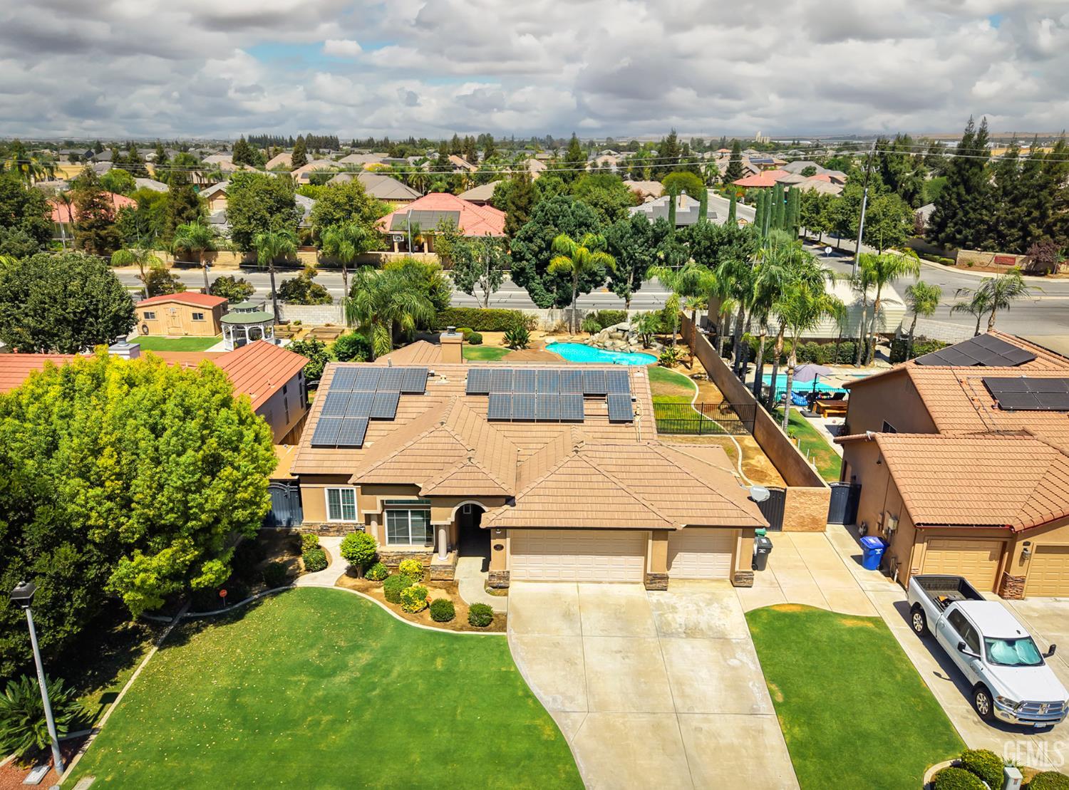 Single Family Residence in Bakersfield, photo 2 of 32