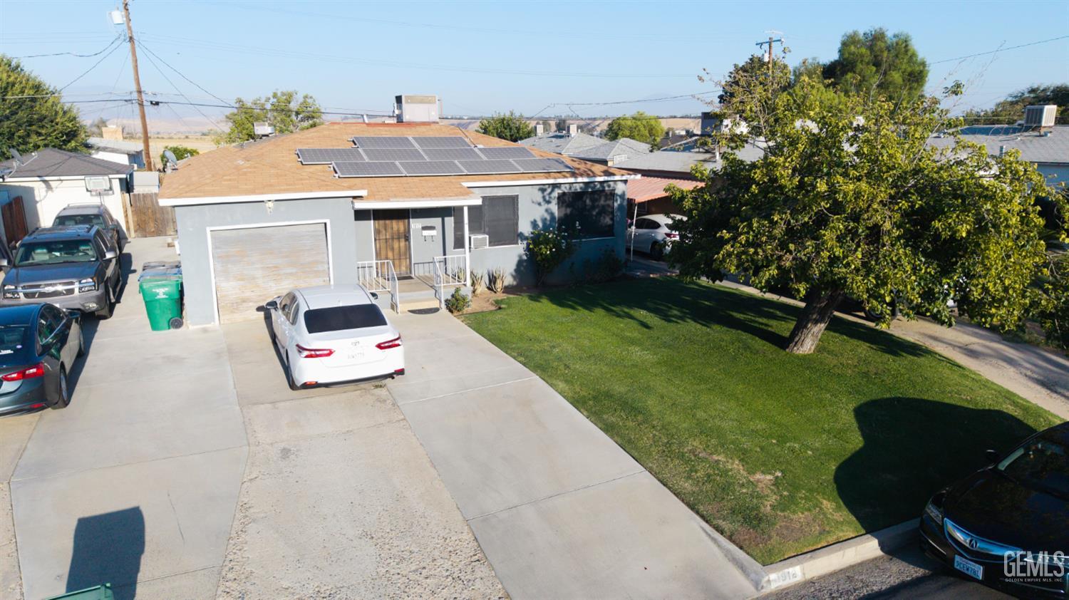 Single Family Residence in Bakersfield, photo 3 of 25