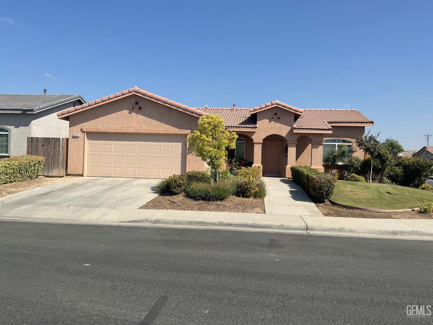 Single Family Residence in Bakersfield, photo 2 of 20