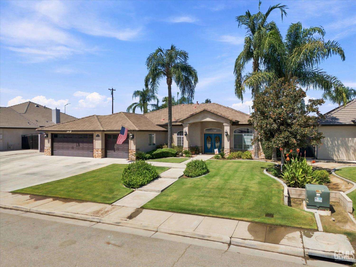 Single Family Residence in Bakersfield, photo 4 of 47