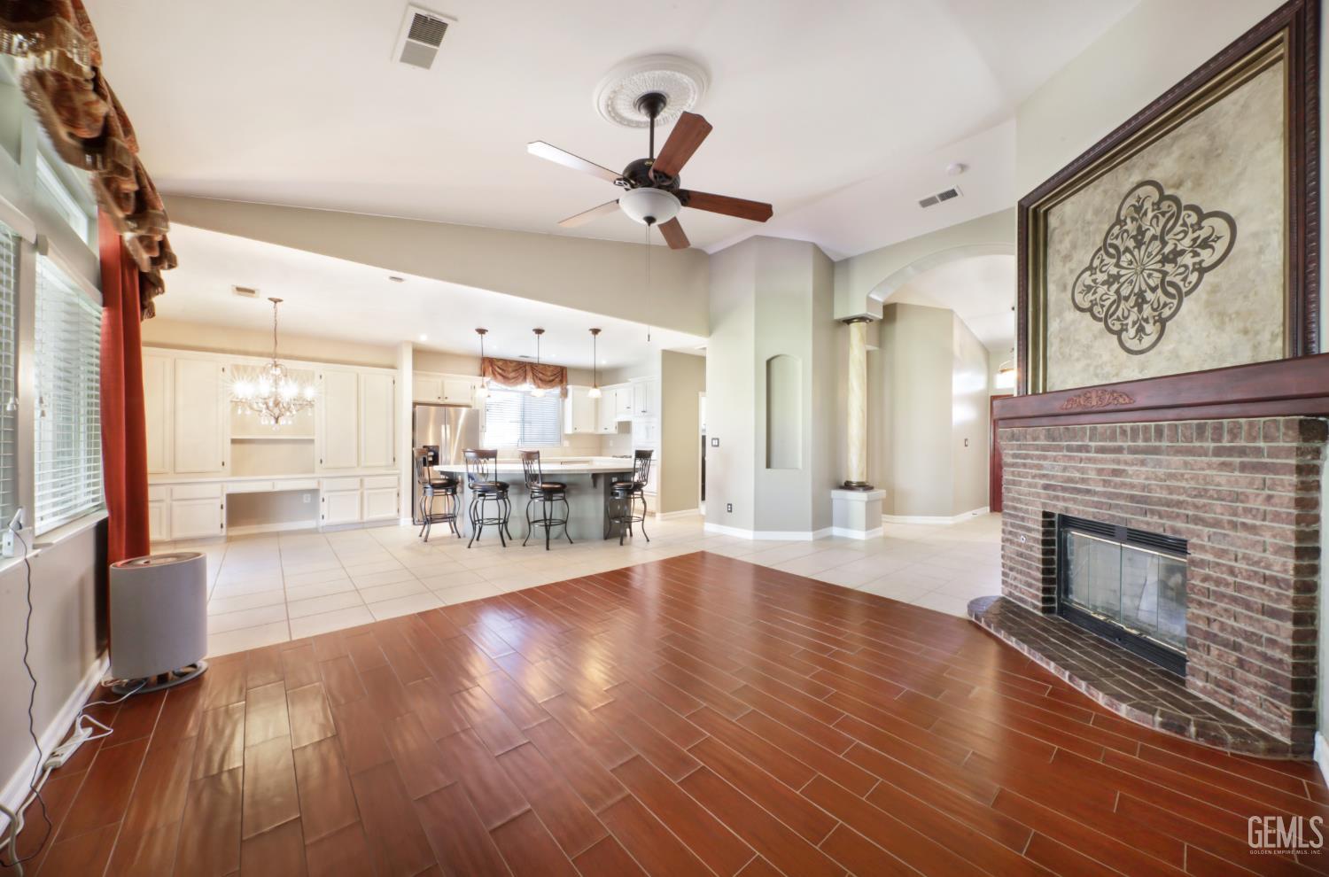 Single Family Residence in Bakersfield, photo 4 of 32