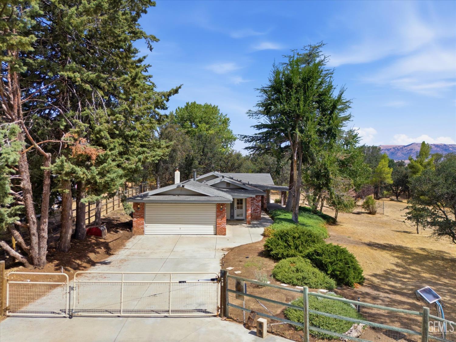 Single Family Residence in Tehachapi, photo 2 of 27