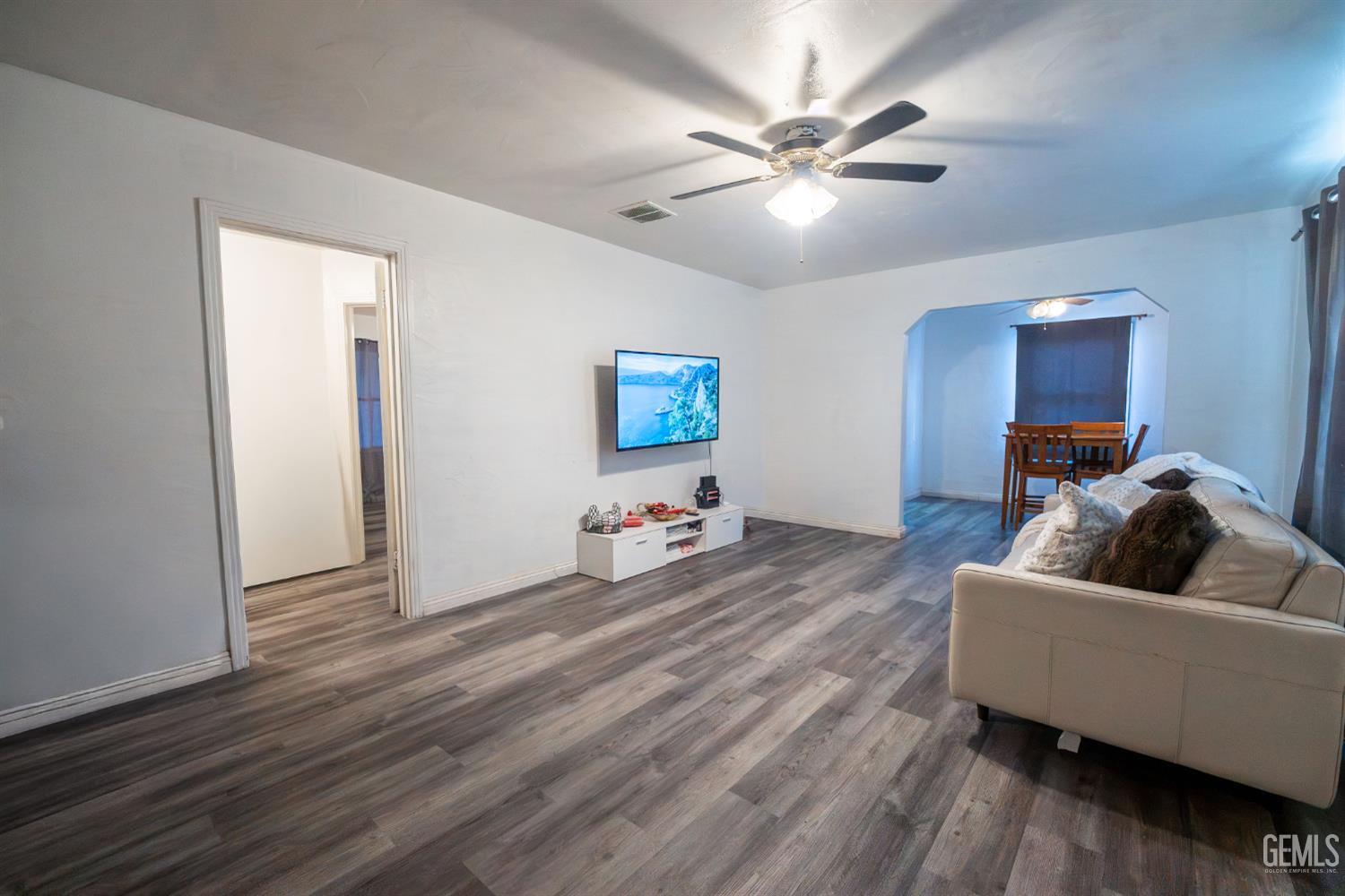 Single Family Residence in Bakersfield, photo 5 of 25