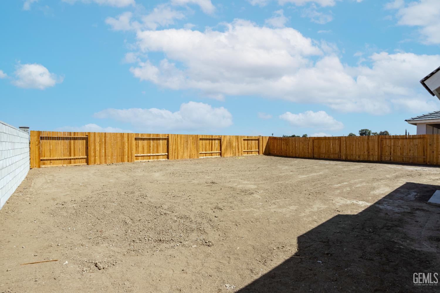 Single Family Residence in Shafter, photo 5 of 17