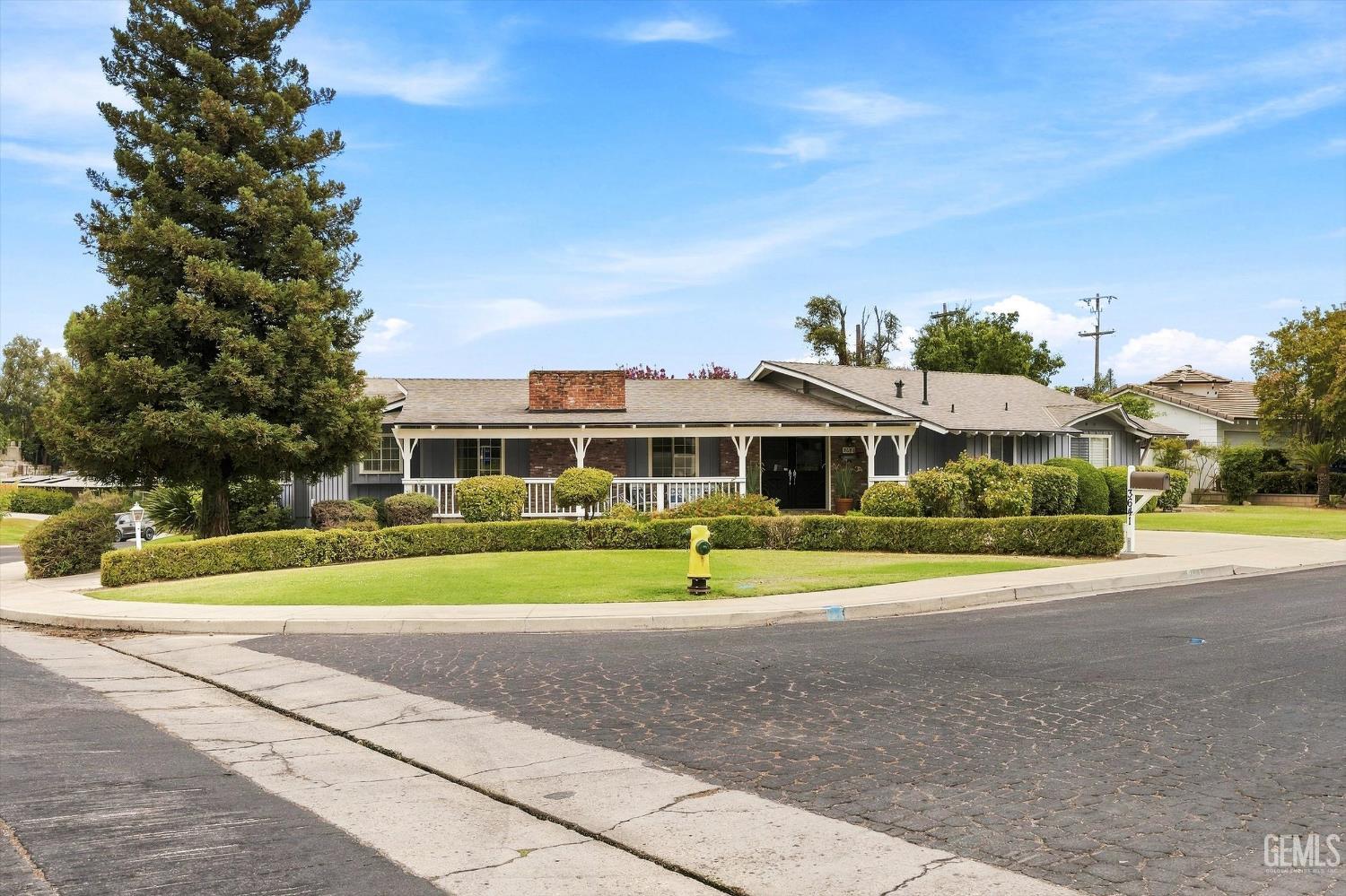 Single Family Residence in Bakersfield, photo 2 of 42
