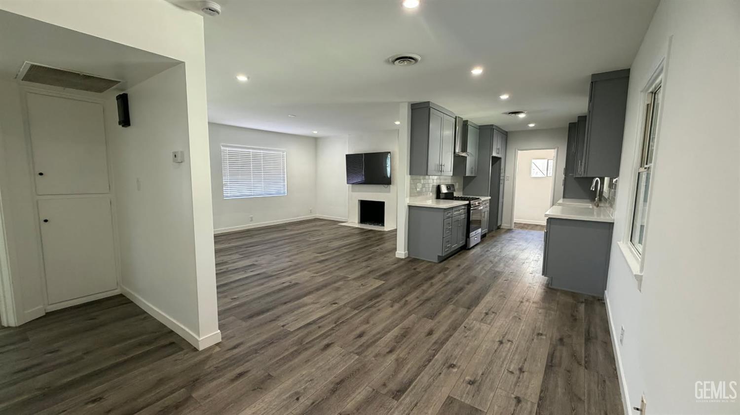 Single Family Residence in Bakersfield, photo 3 of 16