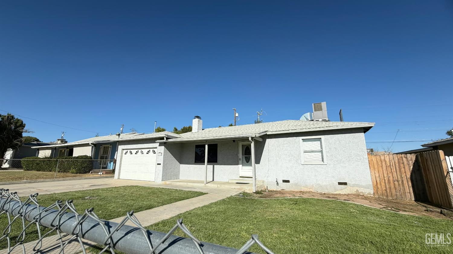 Single Family Residence in Bakersfield, photo 2 of 16