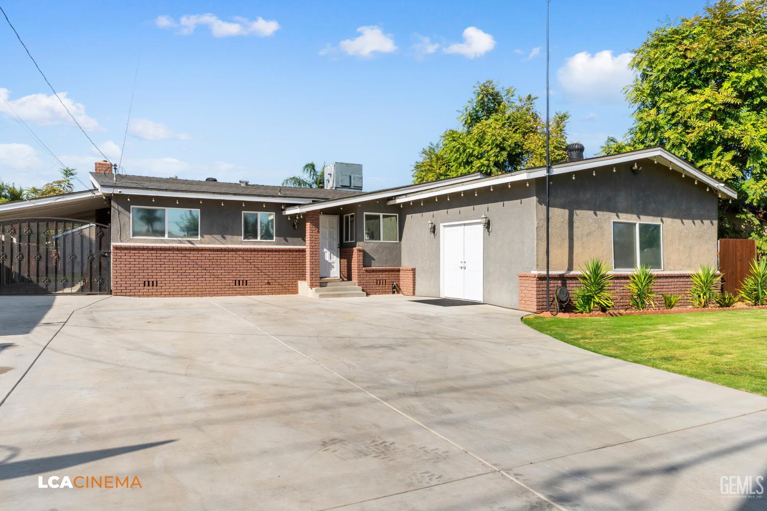 Single Family Residence in Bakersfield, photo 2 of 28
