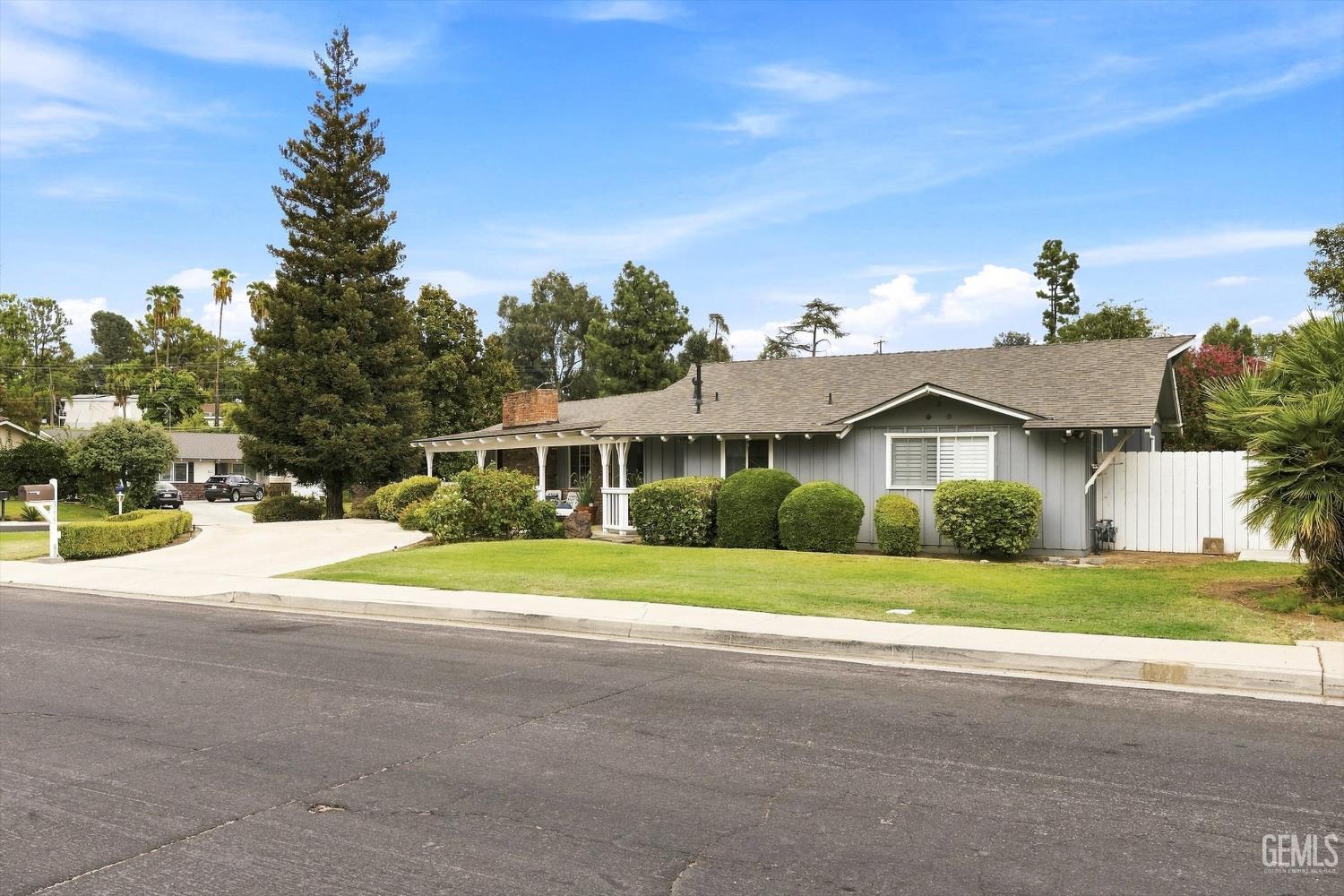 Single Family Residence in Bakersfield, photo 5 of 42