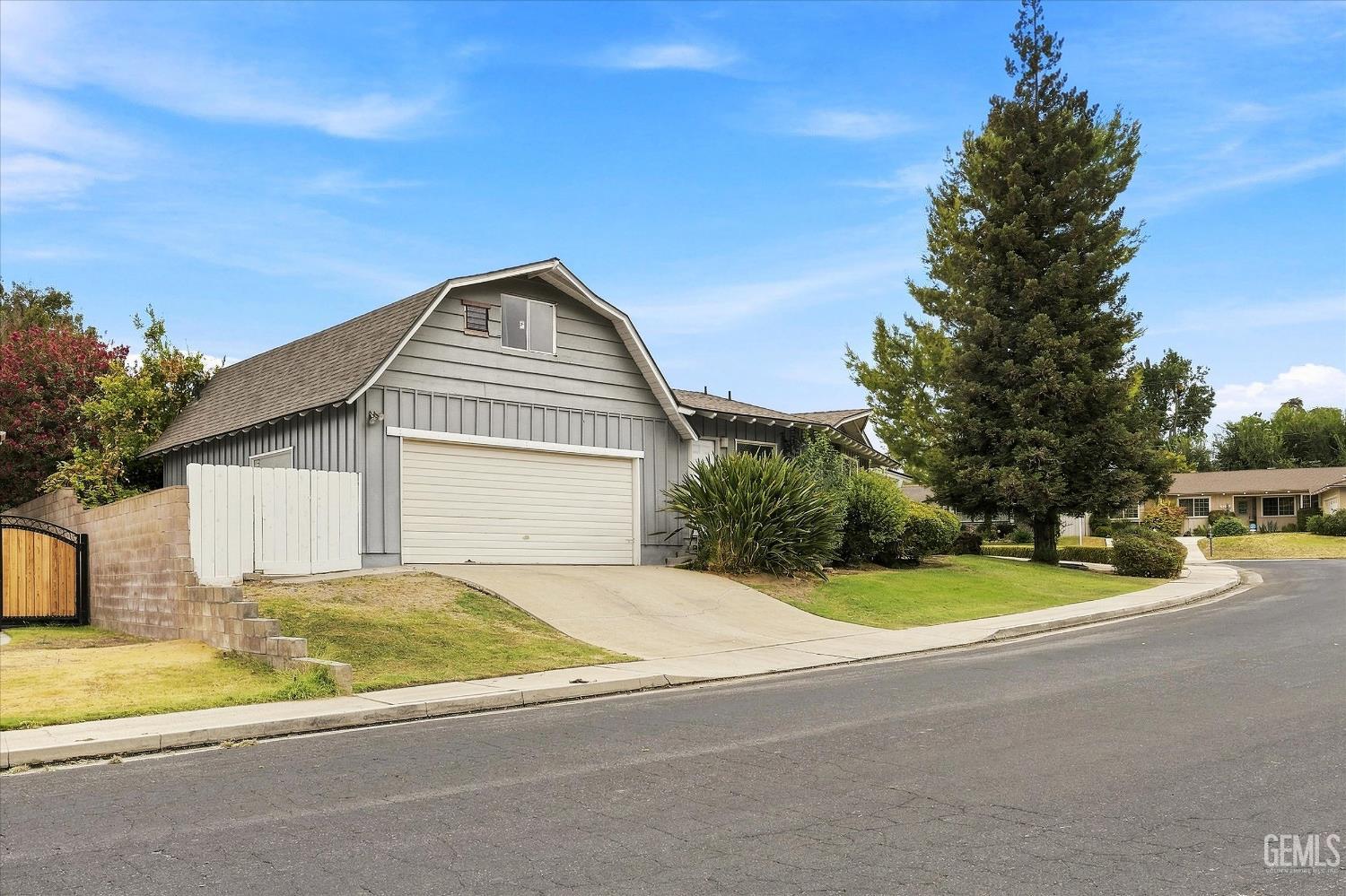 Single Family Residence in Bakersfield, photo 4 of 42