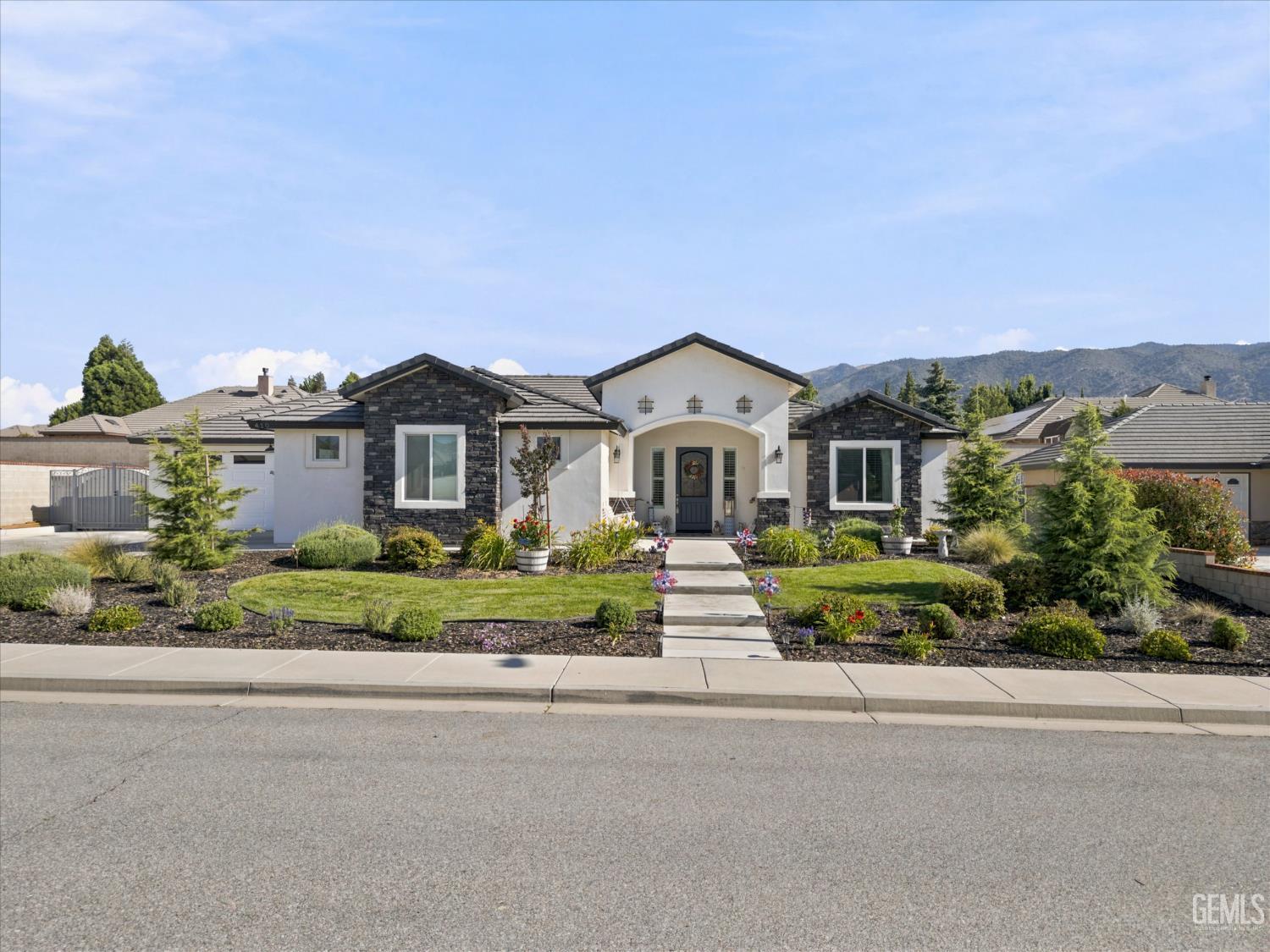 Single Family Residence in Tehachapi, photo 2 of 74