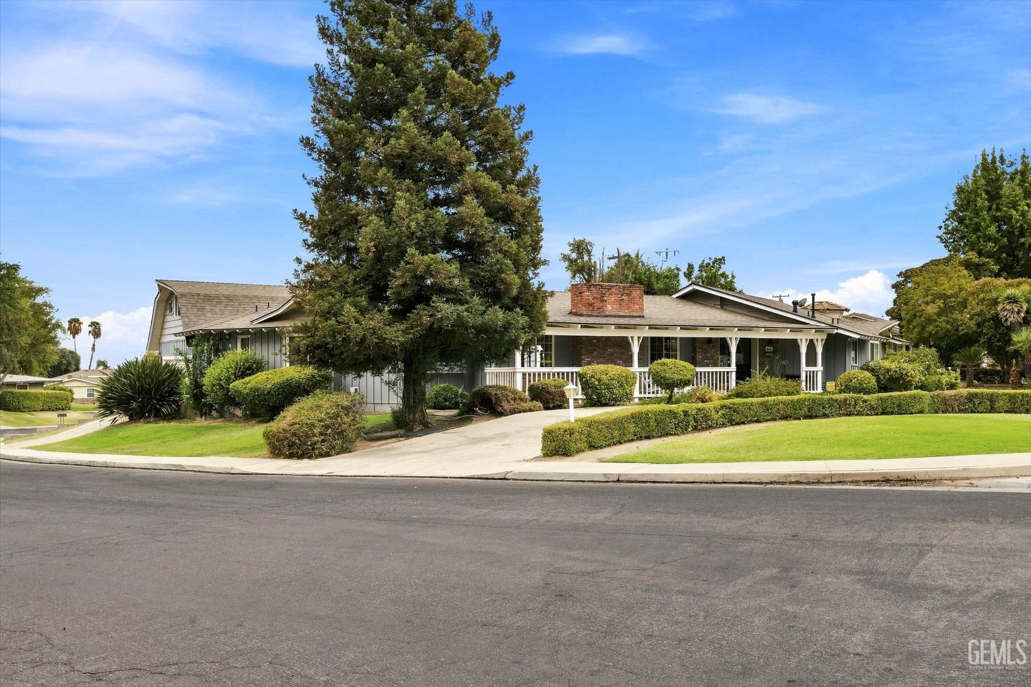 Single Family Residence in Bakersfield, photo 3 of 42