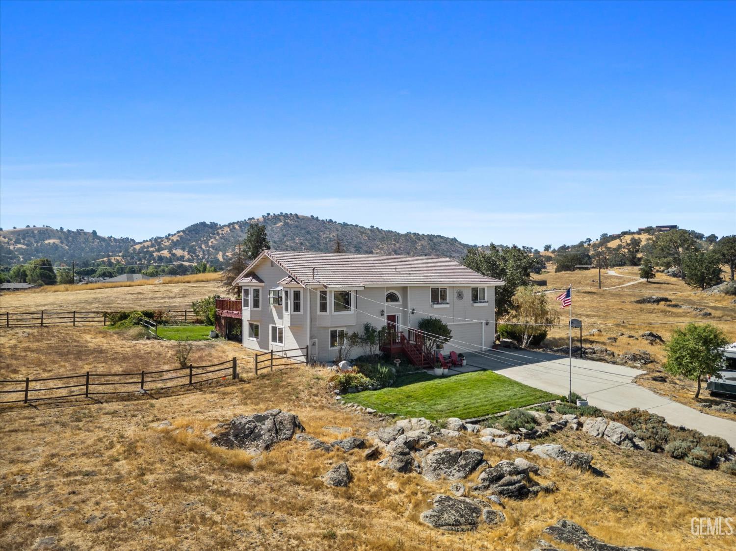 Single Family Residence in Tehachapi, photo 2 of 61