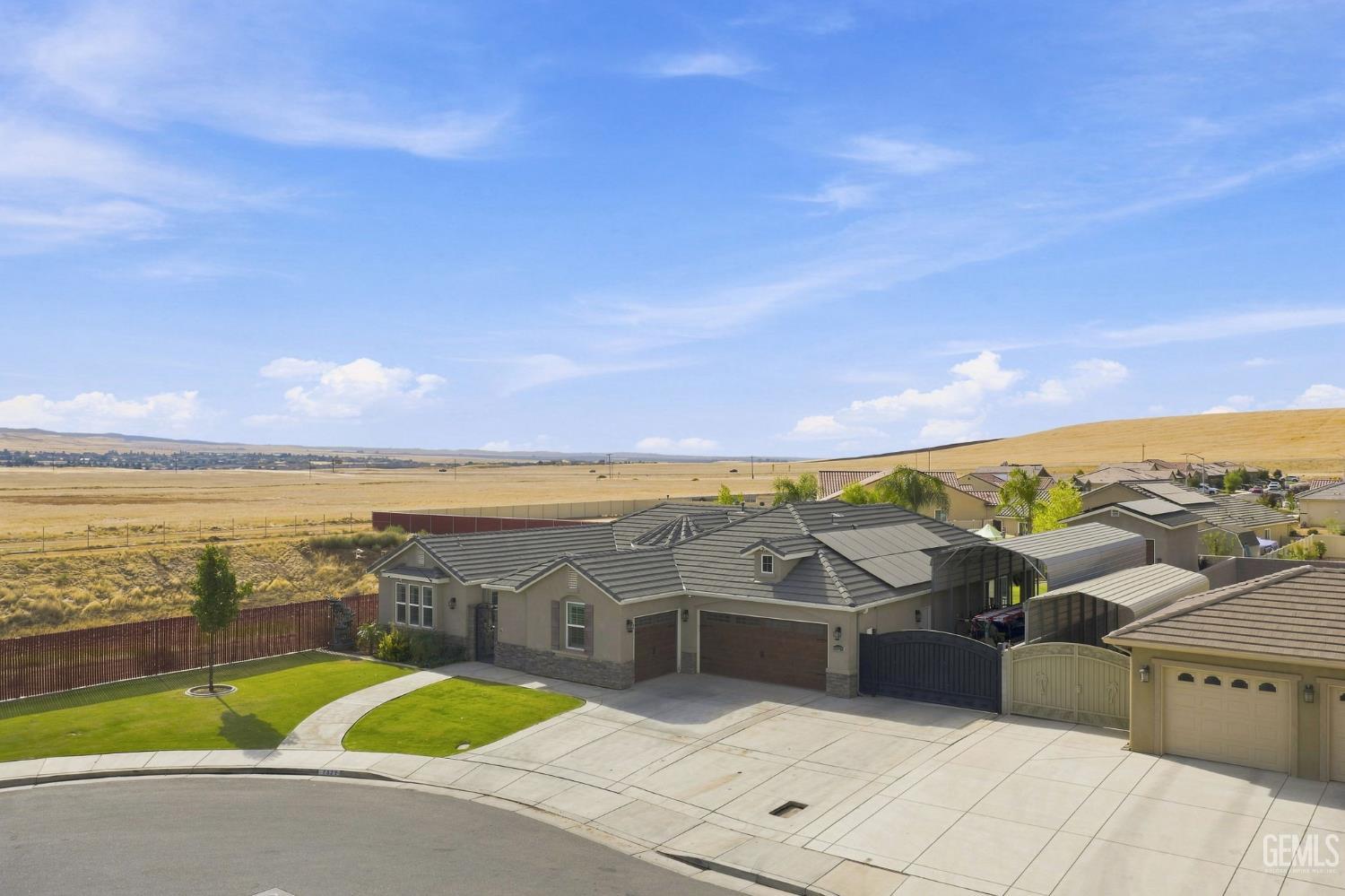 Single Family Residence in Bakersfield, photo 3 of 57
