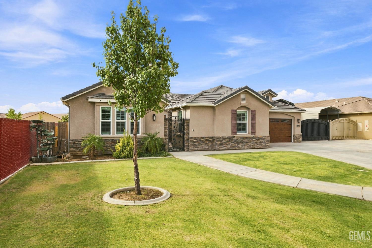 Single Family Residence in Bakersfield, photo 4 of 57