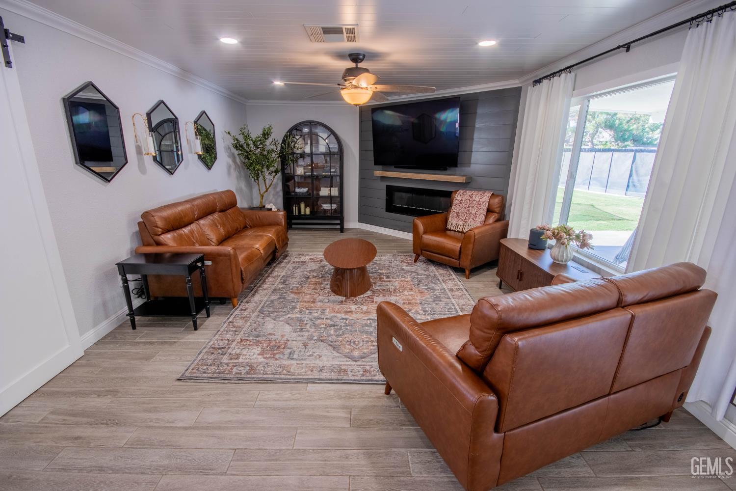 Single Family Residence in Bakersfield, photo 4 of 40