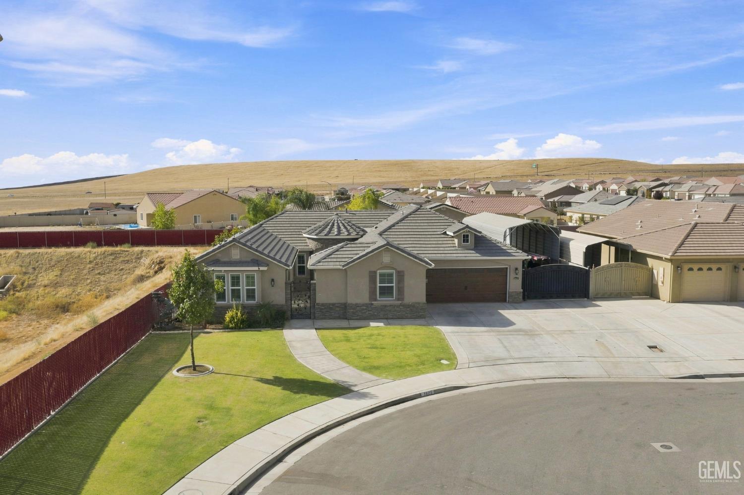 Single Family Residence in Bakersfield, photo 2 of 57