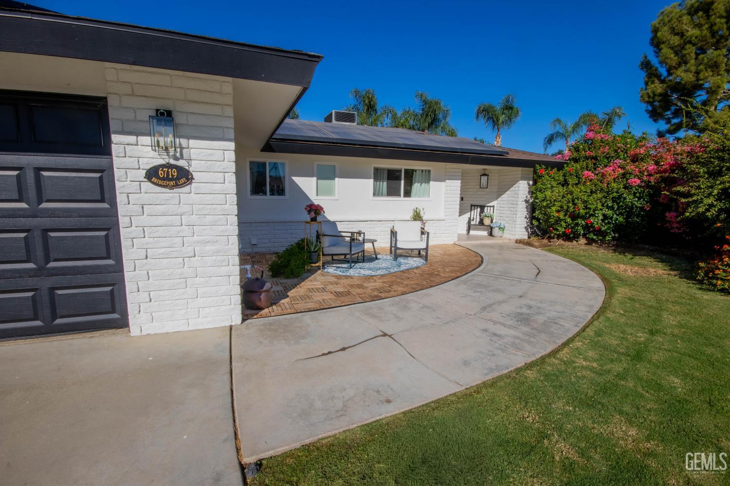 Single Family Residence in Bakersfield, photo 2 of 40