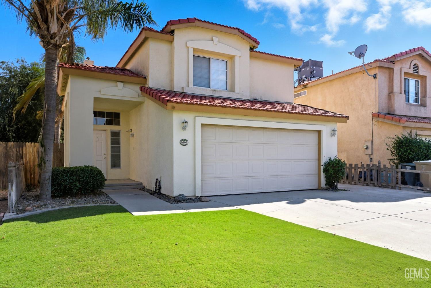 Single Family Residence in Bakersfield, photo 3 of 35