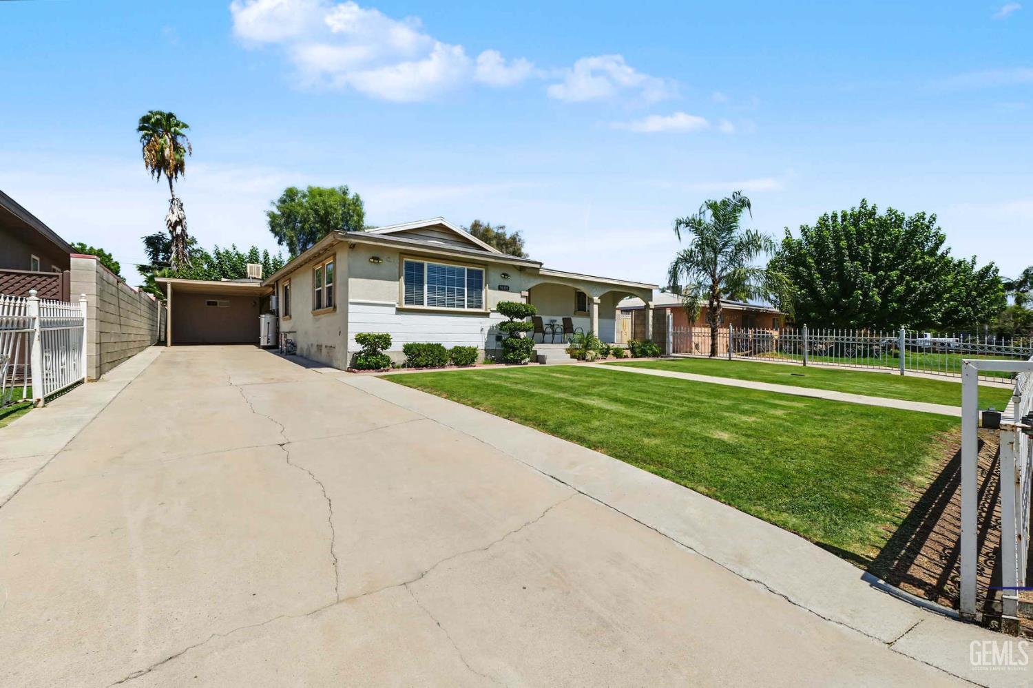 Single Family Residence in Bakersfield, photo 2 of 26