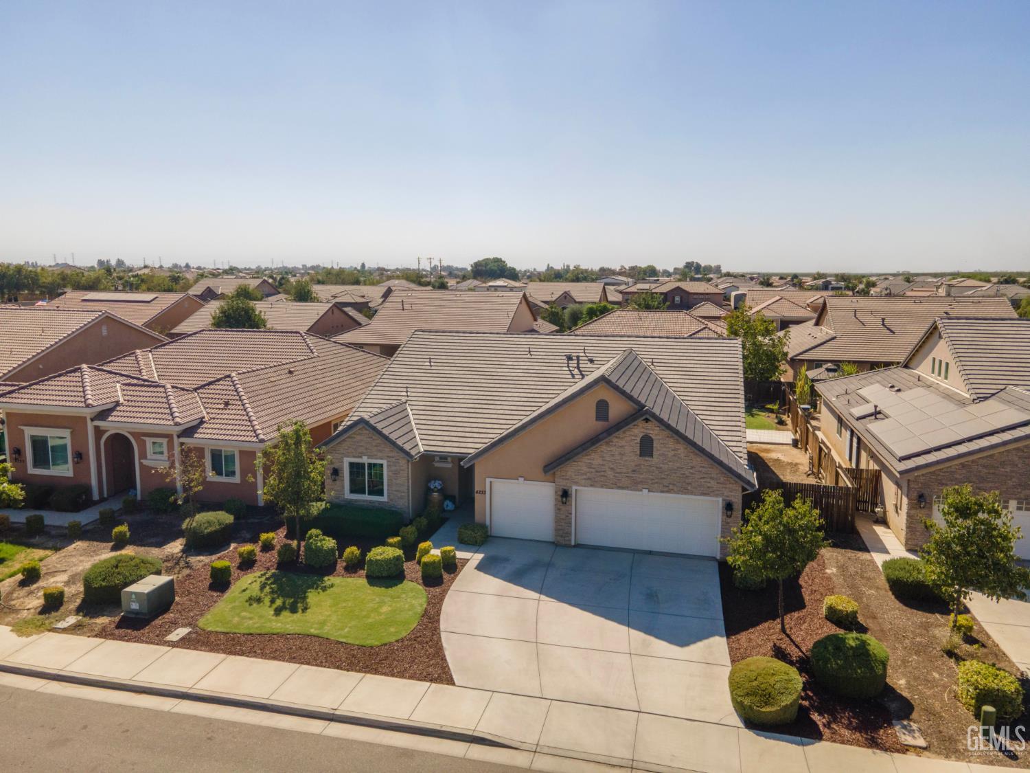 Single Family Residence in Bakersfield, photo 4 of 41