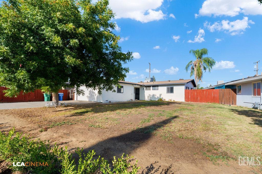 Single Family Residence in Bakersfield, photo 4 of 20