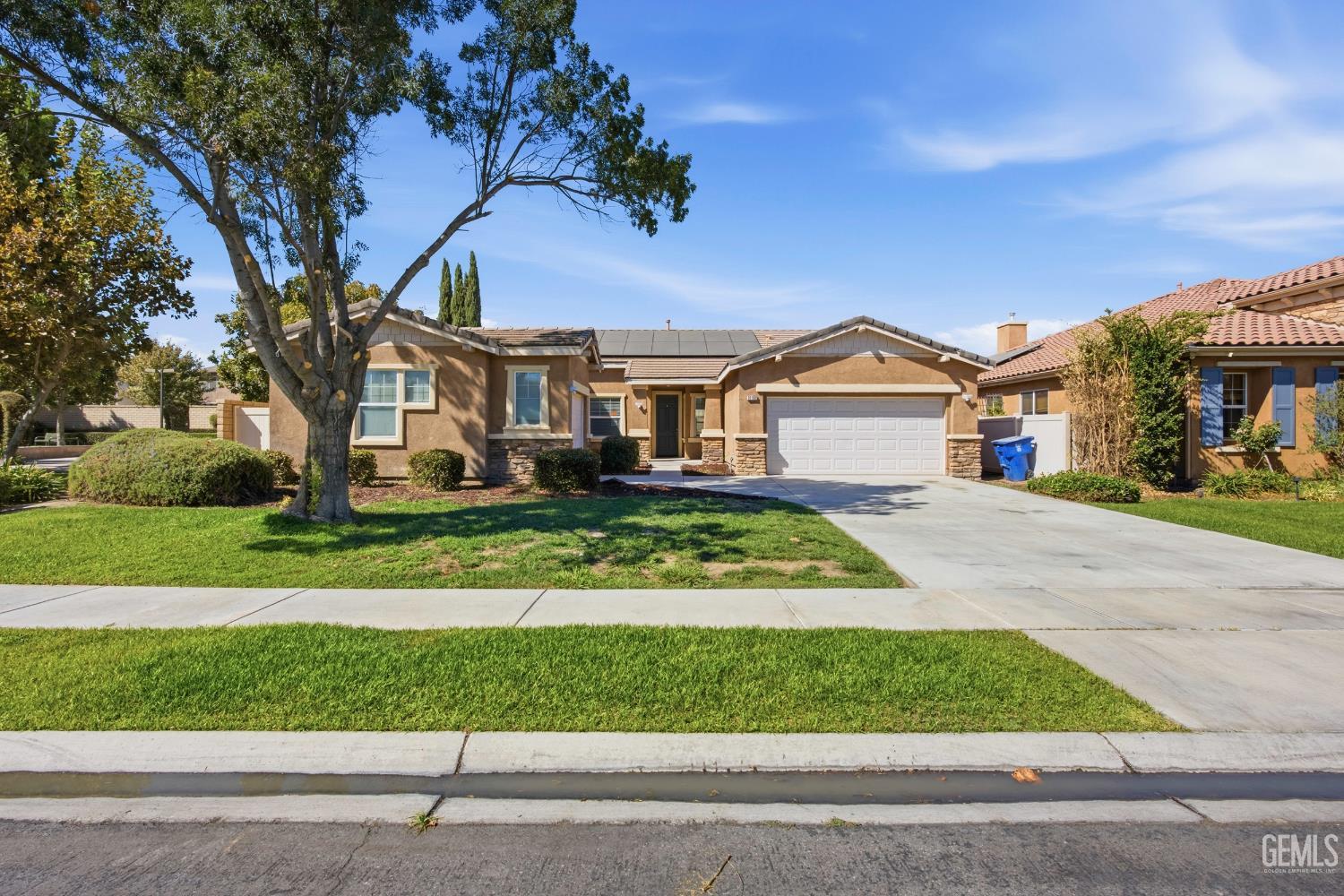 Single Family Residence in Bakersfield, photo 2 of 43