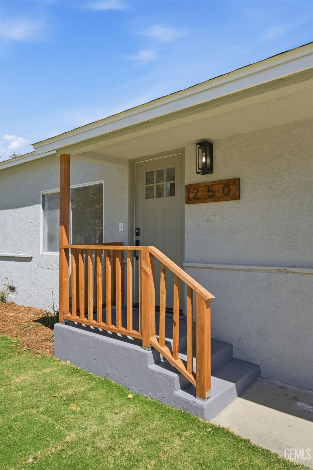 Single Family Residence in Bakersfield, photo 2 of 20
