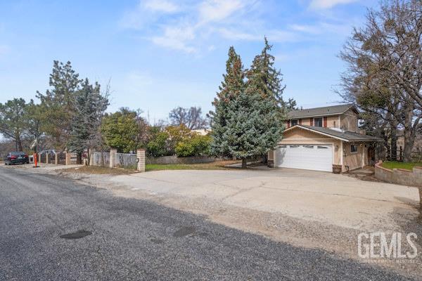Single Family Residence in Tehachapi, photo 2 of 34
