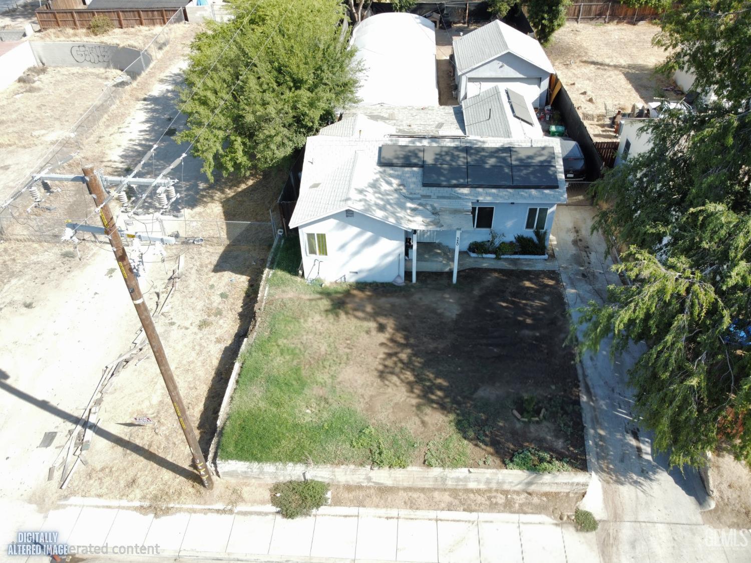 Single Family Residence in Bakersfield, photo 2 of 3
