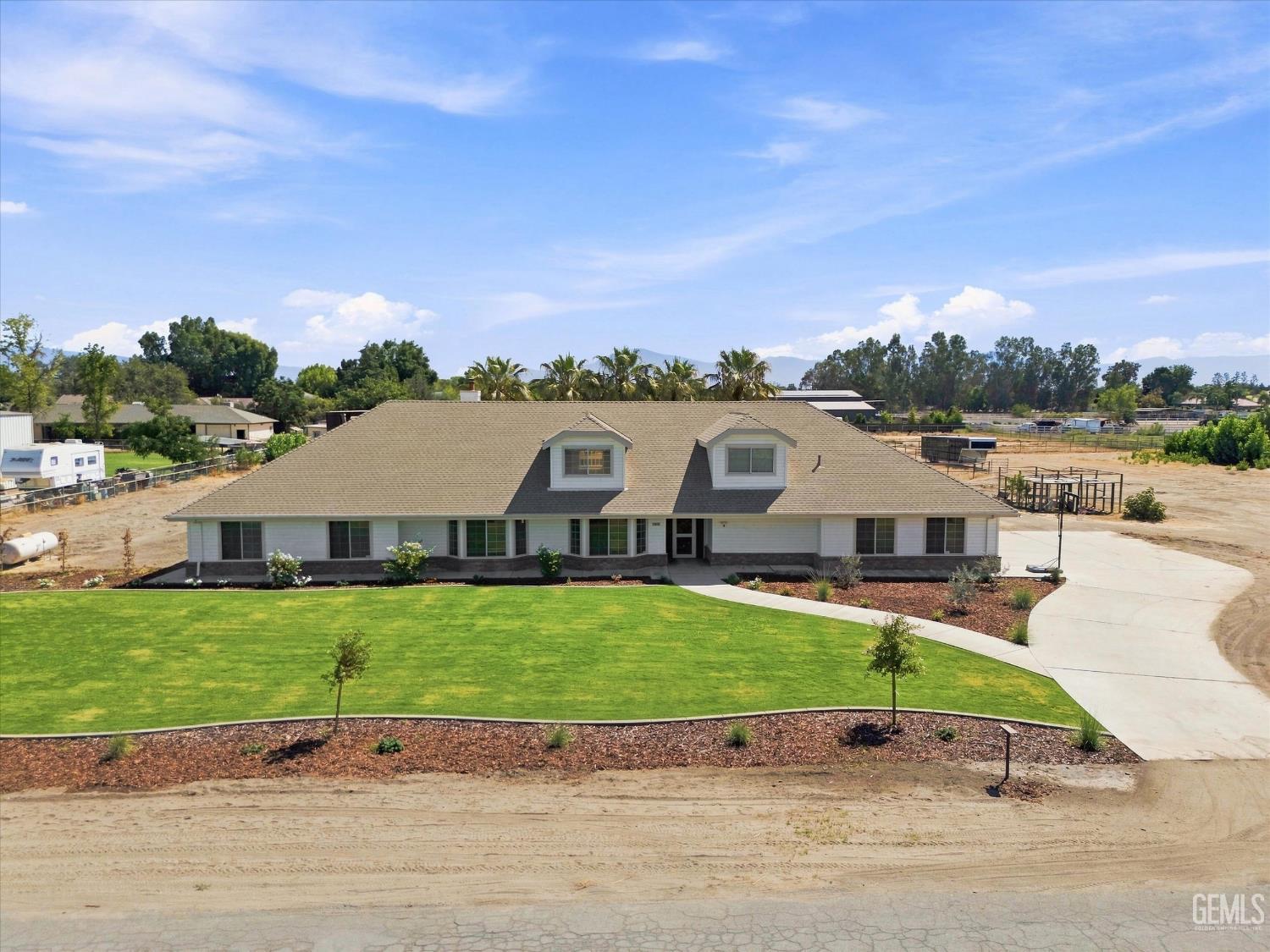 Single Family Residence in Bakersfield, photo 4 of 56