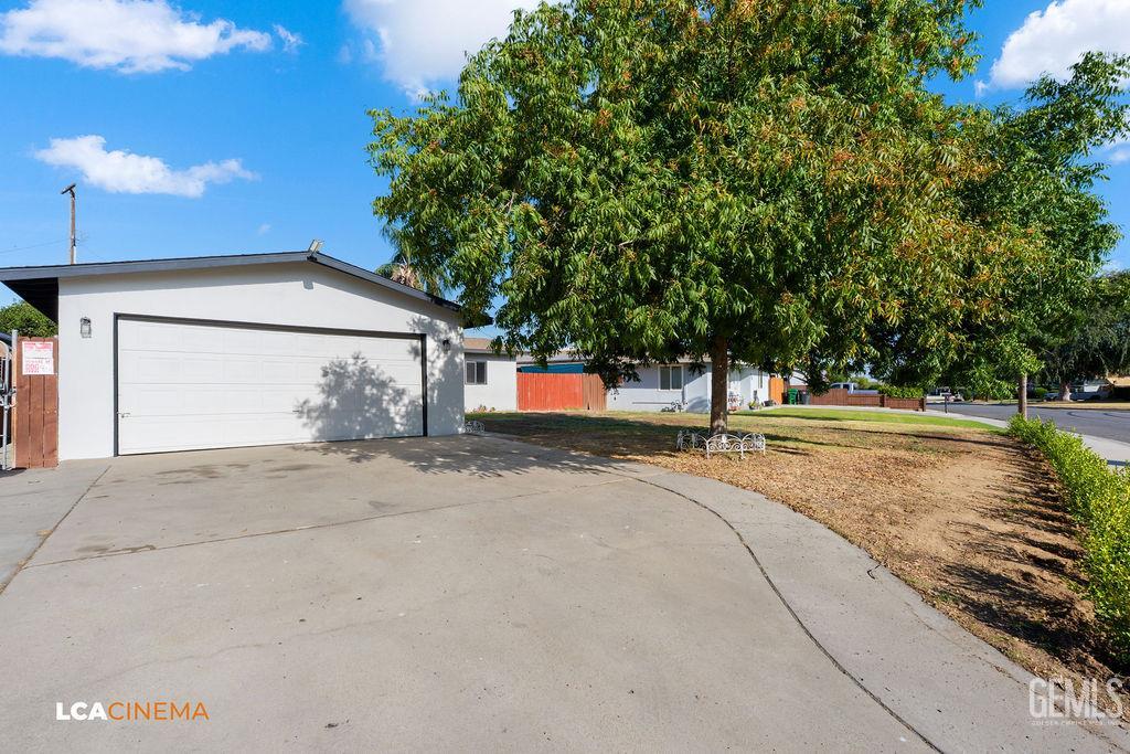 Single Family Residence in Bakersfield, photo 3 of 20