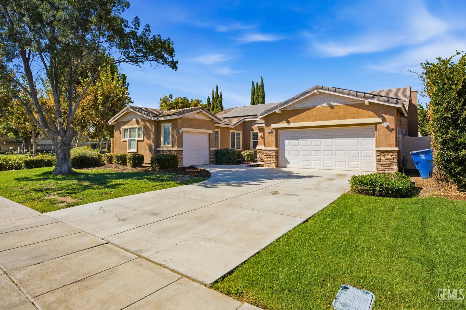 Single Family Residence in Bakersfield, photo 3 of 43