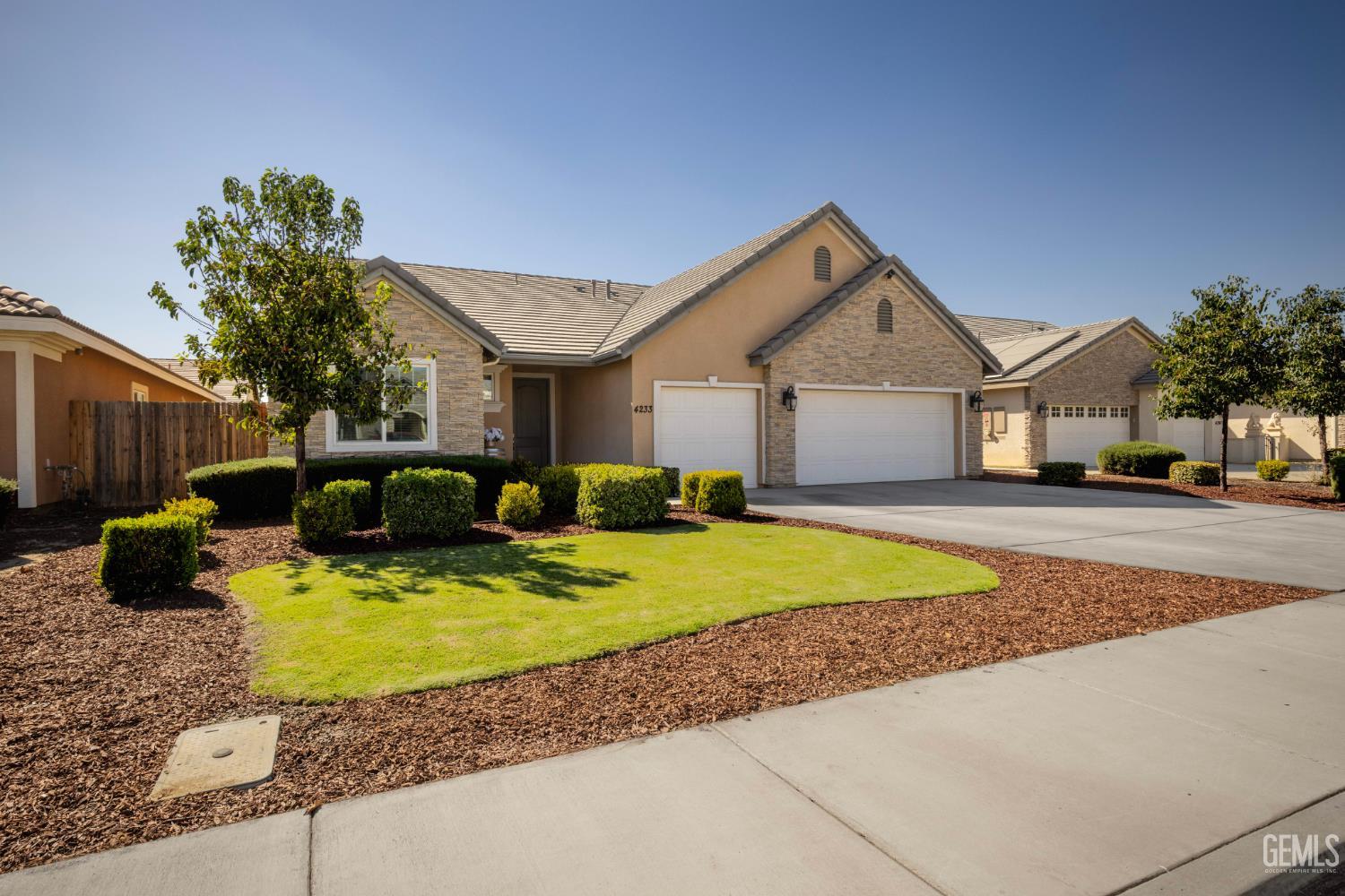 Single Family Residence in Bakersfield, photo 3 of 41